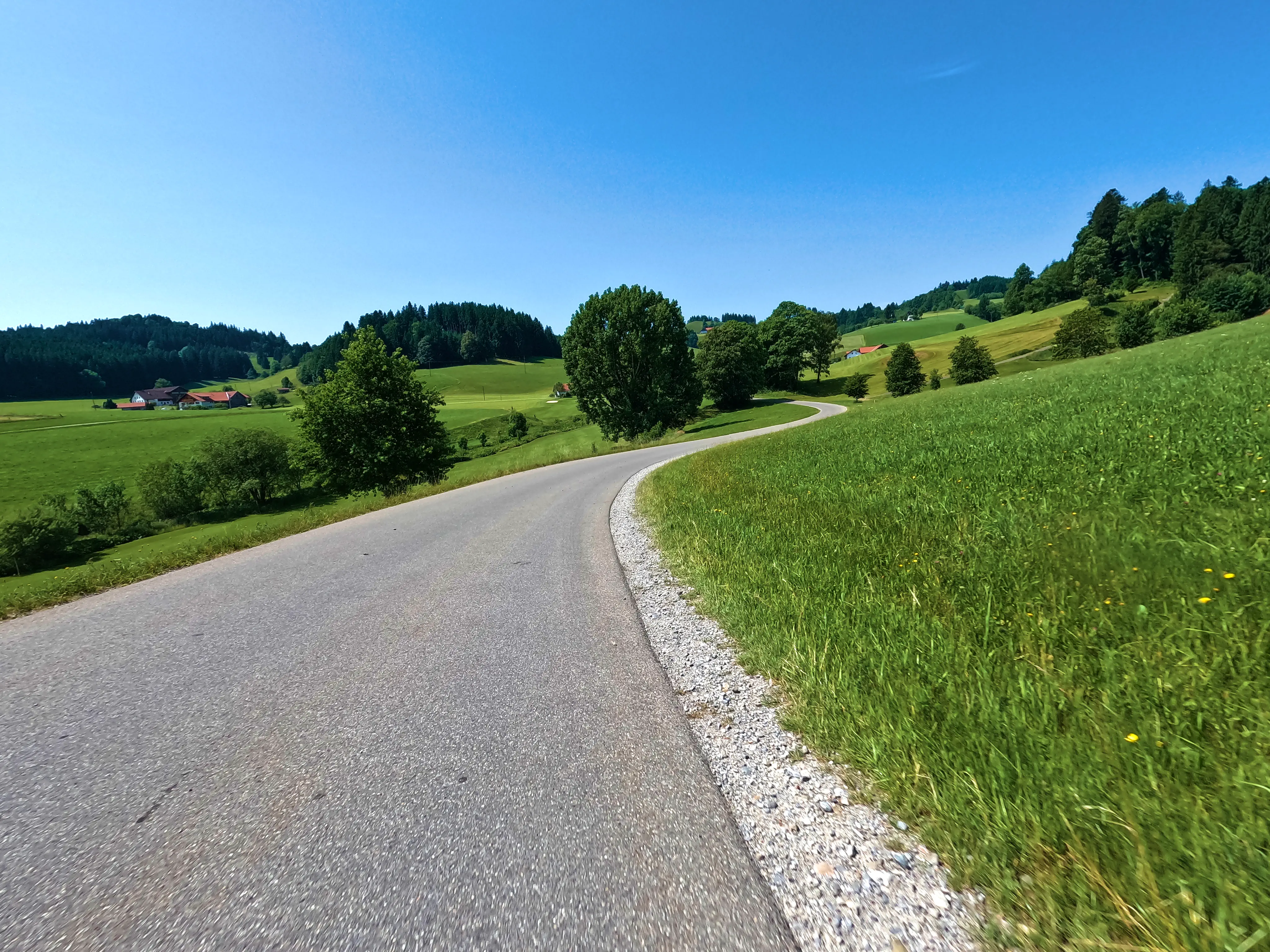 Ohne Verkehr durch Wiesen