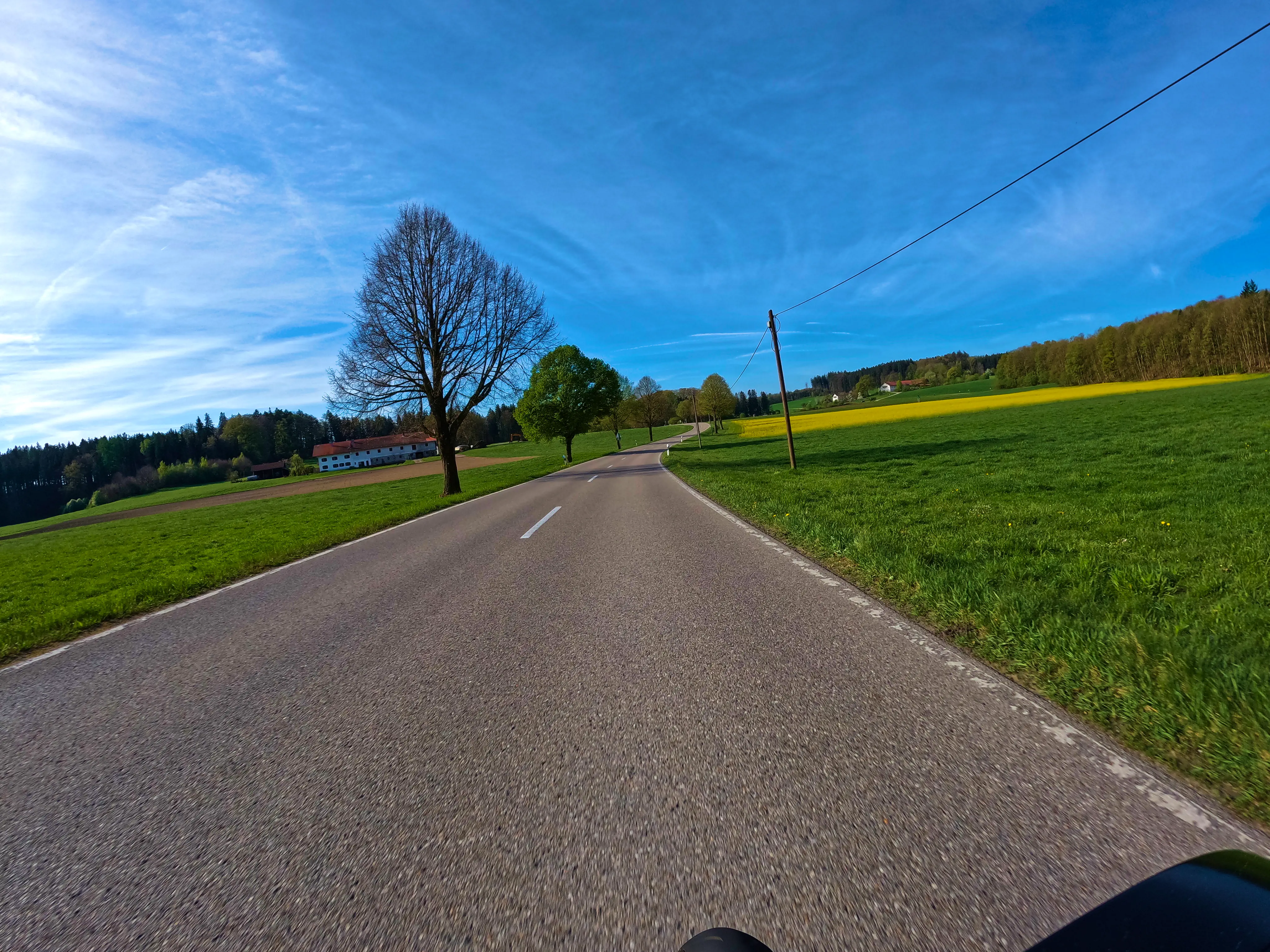 … über kurvige Straßen …