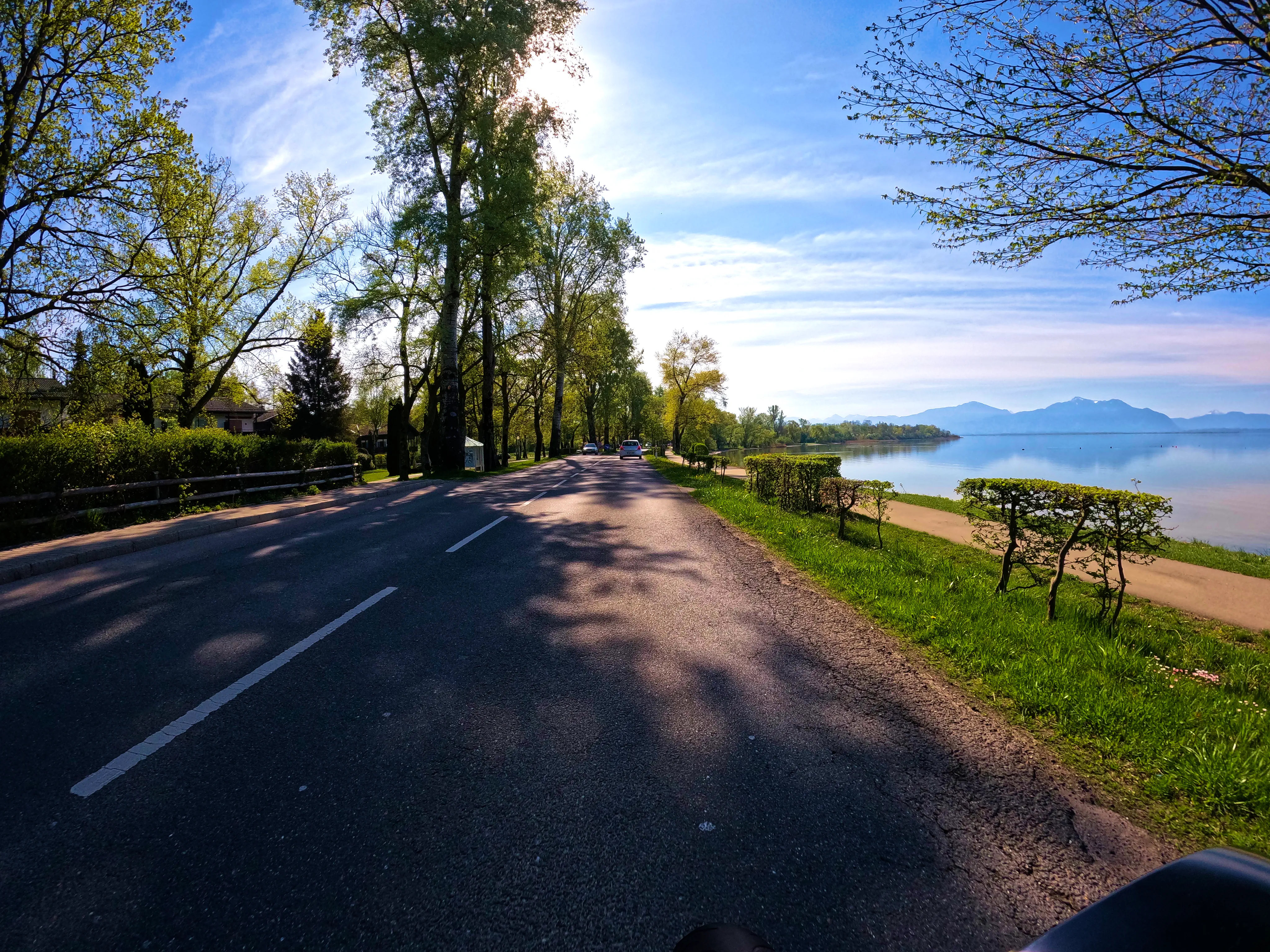 Vorbei am Chiemsee.