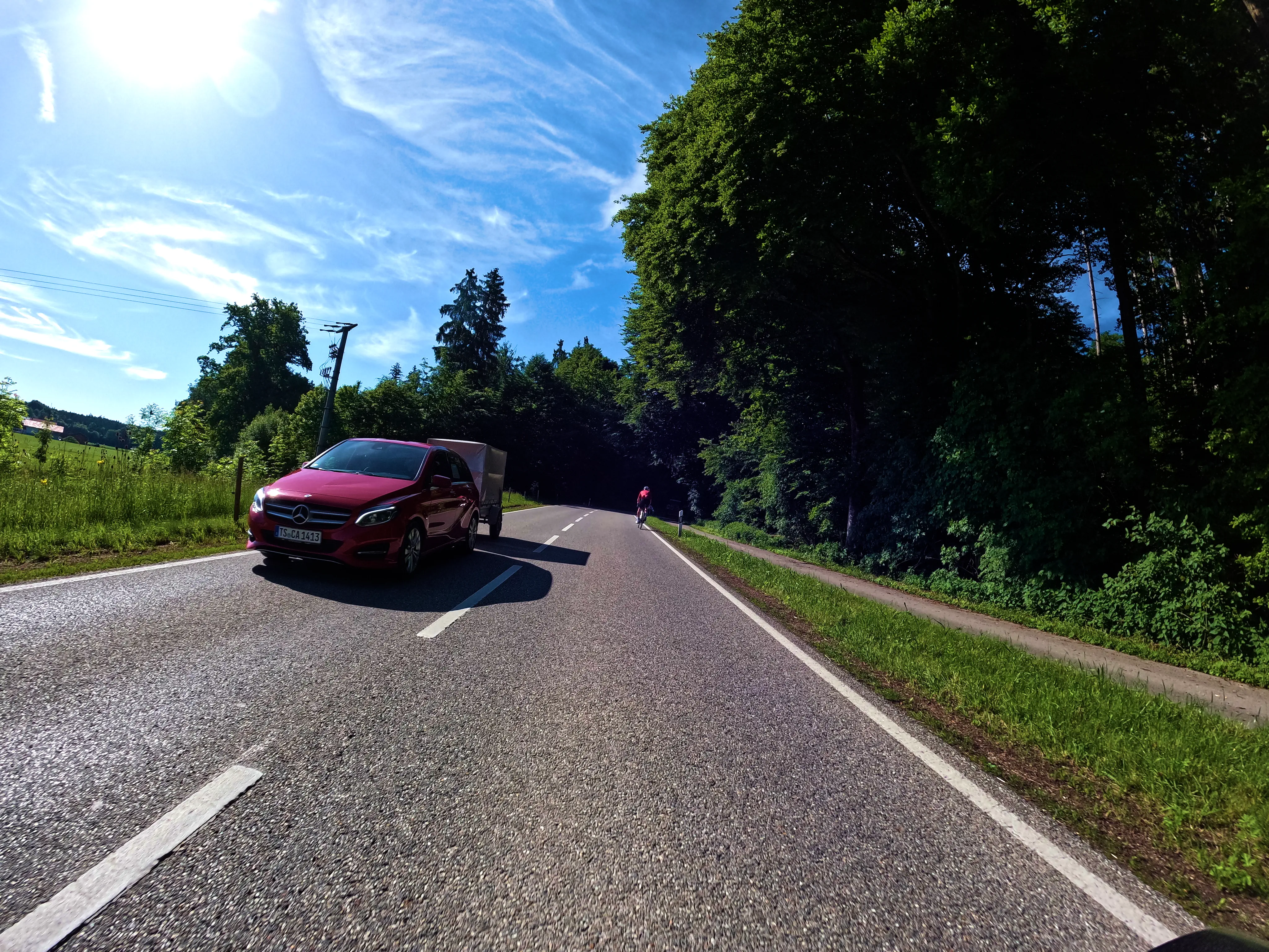 Radler auf Straße neben Radweg
