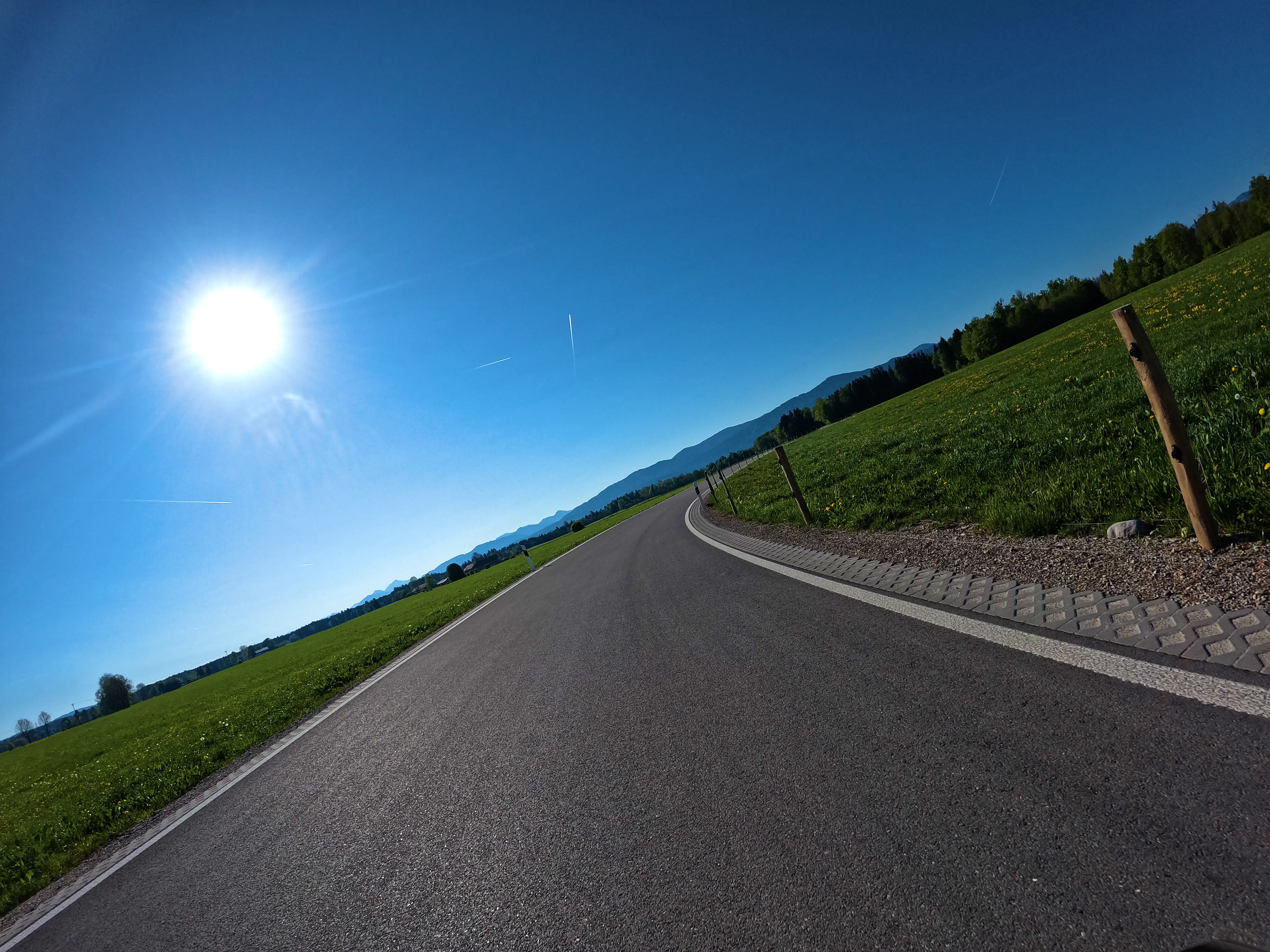 Kurve rechts, Blick auf Berge