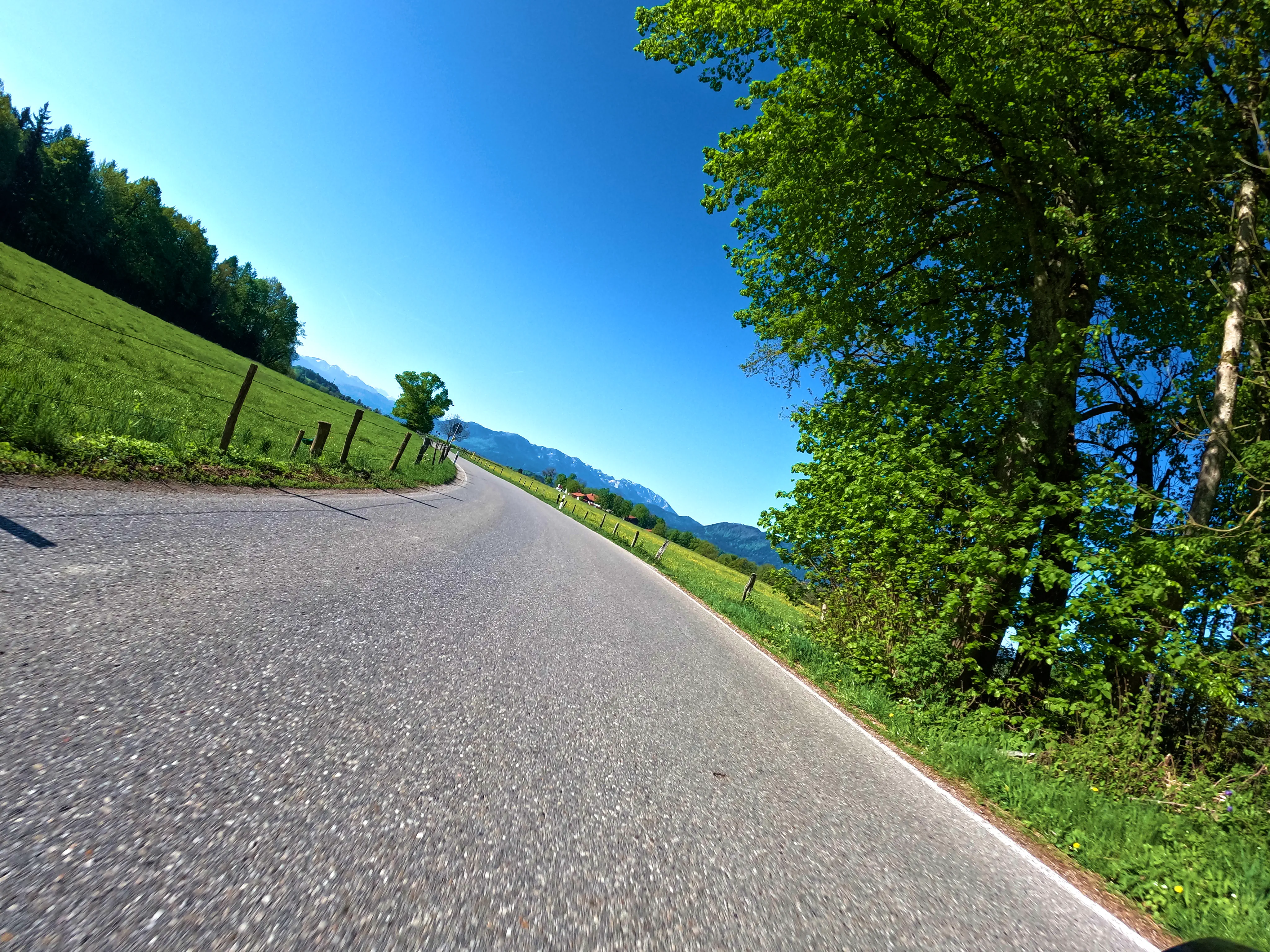 Kurve links, Blick auf Berge