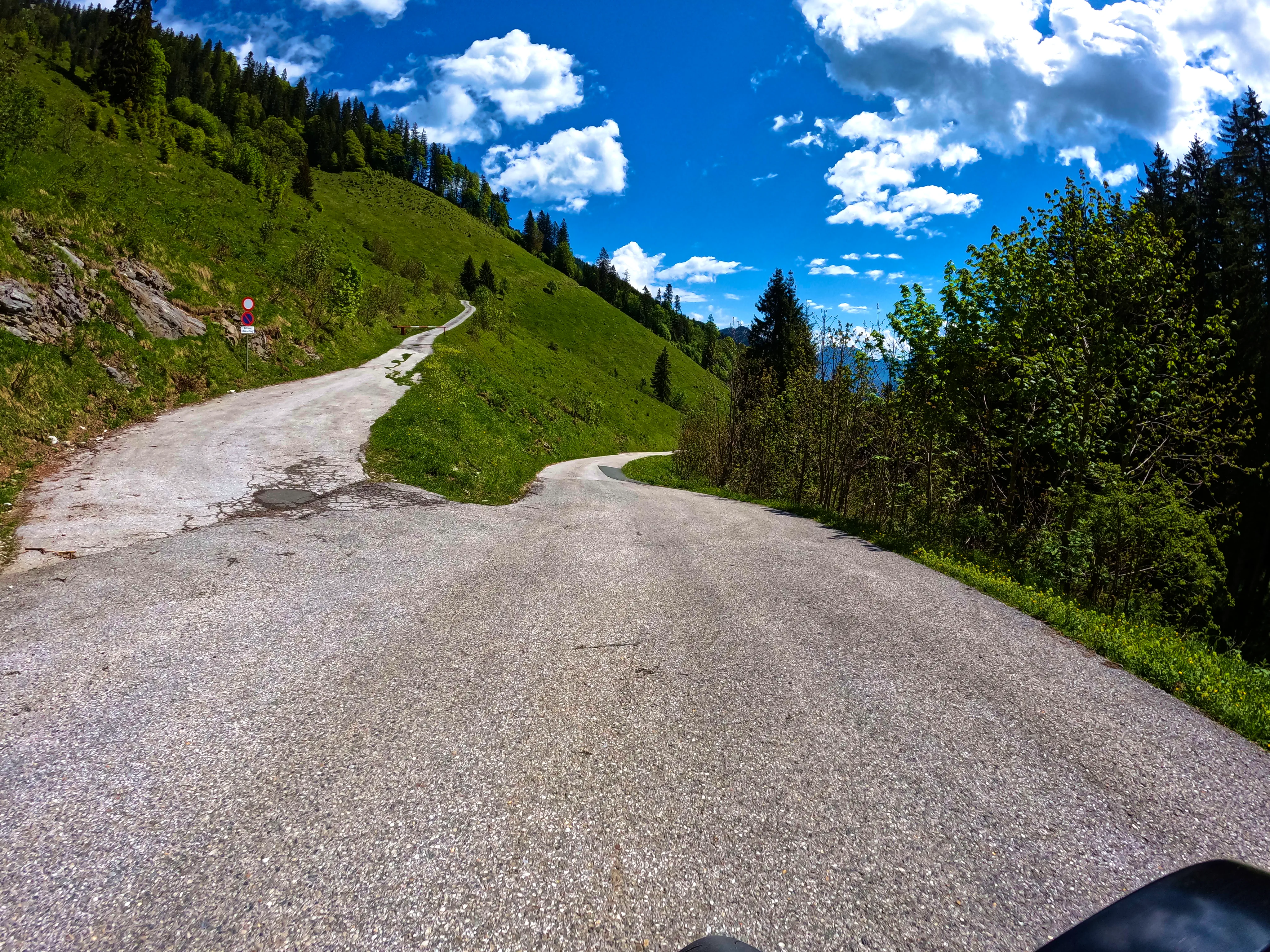 Links: steil hoch, rechts: steil runter