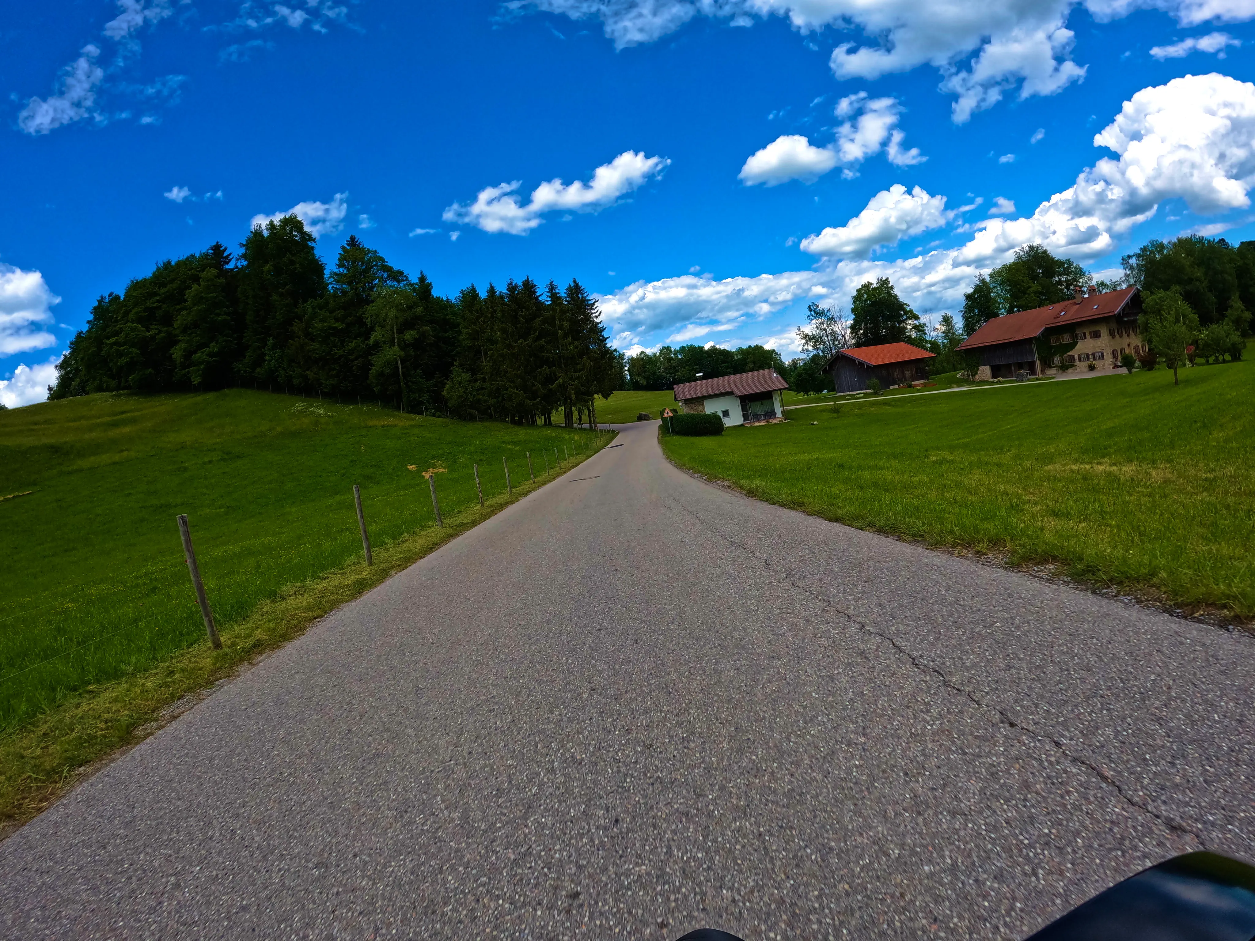 Vorbei an einsamen Höfen